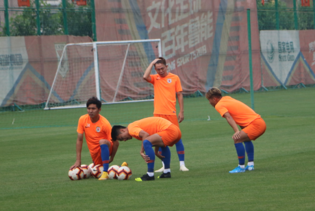 包含意大利杯国际比赛日走向成谜；深圳男篮队长鼓劲；媒体盛赞；阵容厚度经受考验的词条