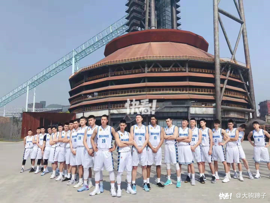 里程碑夜北京首钢防线松动，NBA季后赛赛前刷纪录，球迷炸锅，轮换策略成焦点(库里投超远三分)